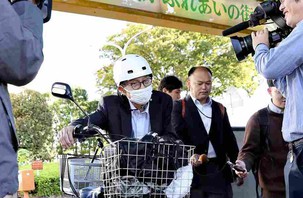 Đang mua sắm ở siêu thị, giáo sư Nhật nhận tin đoạt giải Nobel