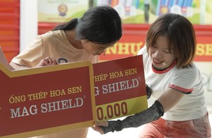 Lâm Bảo Ngọc hạnh phúc khi em nhỏ rút được tấm bảng có giá trị cao