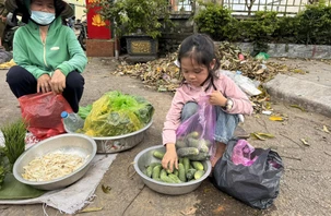 Bé gái 6 tuổi bán rau giữa chợ và phép màu từ lòng người