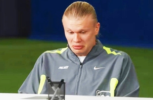 Biểu cảm hài hước của Haaland khi chạm mặt CĐV Man Utd