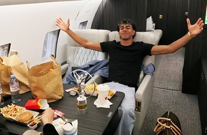 Lamine Yamal bị chê “thiếu chuyên nghiệp” sau 1 tấm ảnh trên máy bay riêng