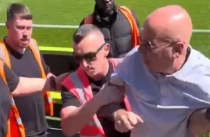 Thực hư chuyện CĐV Anh bị đuổi khỏi sân vì ăn bánh mì kẹp thịt