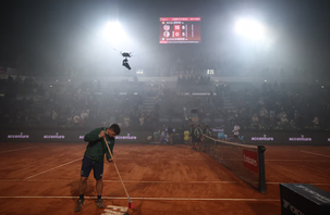 Italian Open phải dừng trận vì khói pháo hoa bóng đá