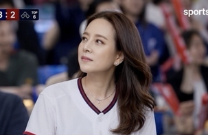 Madam Pang đu trend 'nữ cổ động viên nóng bỏng'