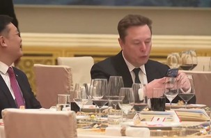 Tỉ phú Elon Musk - người giàu nhất hành tinh, dùng điện thoại gì?