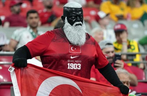 CĐV Thổ Nhĩ Kỳ gây sốt ở World Cup 2026 với diện mạo lạ mắt
