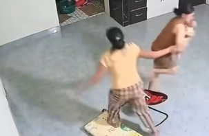 Hai người phụ nữ chạy mất dép khi thấy máy giặt bỗng dưng biết... đi