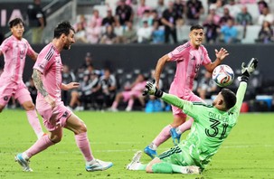 Bình luận viên chóng mặt khi Messi vượt qua 3 hậu vệ để ghi bàn