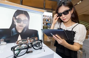 YouTuber dùng kính AI làm bài thi đại học 18 phút được 96 điểm