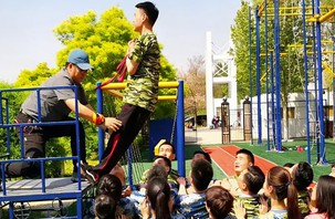 'Xỉu ngang' khi nhân viên quán trà sữa được đào tạo kiểu... quân đội