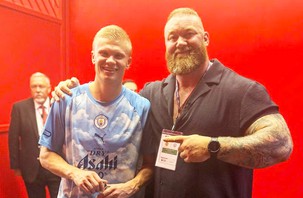 Haaland hóa ‘học sinh’ bên cạnh tài tử của 'Game of Thrones'
