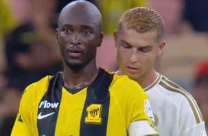 Ronaldo cũng phải bật cười với hành động của chính mình