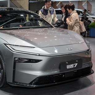 Toyota tung xe điện mới: Lớn hơn Camry, ADAS, chạy tới 710km/sạc