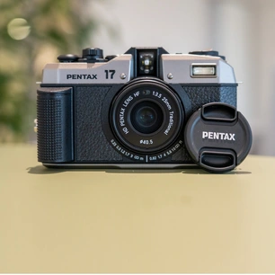 Pentax 17: Máy ảnh phim chia đôi khung hình của Ricoh