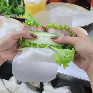 Du khách say mê thưởng thức ẩm thực giữa lòng thành phố Đà Nẵng