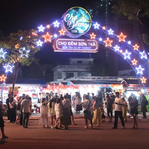 Du khách thích thú khám phá chợ đêm Sơn Trà