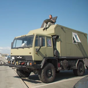 Nhà di động từ xe quân sự đủ sức băng qua 6 châu, 'nhét được cả một căn hộ', đi 1.600km khi đầy bình