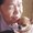 Cụ bà vừa đánh đàn vừa hát "I love you more than I can say"