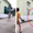 Hai cô gái đánh cầu lông bằng chảo và thau nhôm thời cách ly xã hội