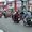 Dù có dải phân cách, xe máy, xe đạp vẫn nối chạy ngược chiều