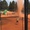 Chàng trai dùng vòi nước xua đuổi vòi rồng trên sân tennis