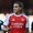 Hậu vệ Arsenal lấy khăn mặt của đối thủ để lau bóng