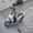 Cô gái ngã sõng soài khi lùi xe SH xuống sân