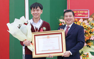 Nam sinh Đà Lạt Đặng Huy Hậu nhận Huân chương Lao động hạng ba