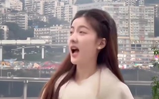 Đến Trùng Khánh, du khách thi nhau há miệng 'nuốt tàu điện'