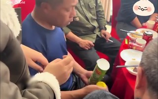Bố bật khóc khi được con gái tặng quà bất ngờ