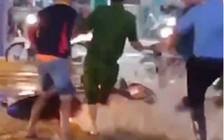 Người dân cùng nhau dập lửa xe máy cháy trên đường ngập