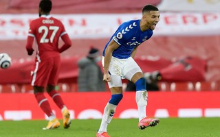 Everton quẩy tưng bừng trong phòng thay đồ sân Anfield