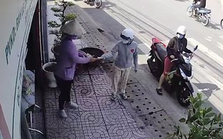 Cô gái nhặt tiền rơi trả lại người phụ nữ