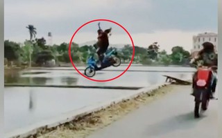 Video hài nhất tuần qua: Cặp đôi lái xe máy bay xuống lòng ruộng