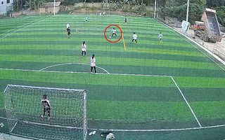 Cô gái lập siêu phẩm trên sân bóng phủi