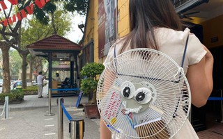 Ảnh vui 28/4: Chú rồng khổng lồ... kỳ ghê ở Quảng Ninh bị 'bế đi'