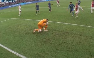 Video pha bắt bóng hài hước của thủ môn đội Feyenoord