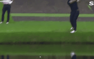 Xem cú đánh golf 'ngoạn mục nhất lịch sử': bóng nhảy 3 lần trên mặt nước rồi lăn vào lỗ