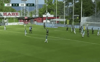 Video: Pha đá phạt ghi bàn 'khó đỡ' đẹp nhất mùa ở Superettan