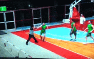 Bị phạt lỗi kỹ thuật, cầu thủ bóng rổ xông đến đấm trọng tài 'té sập hàng rào'