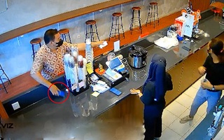 Tên trộm vội trả lại điện thoại vì bị nữ nhân viên phát hiện