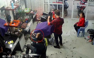 Khách cầm tông đơ soi gương tự cắt tóc làm cả quán cười no