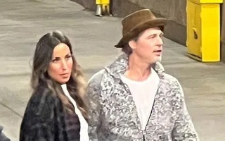 Brad Pitt công khai nắm tay, khoác vai bạn gái mới kém 29 tuổi