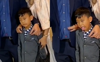 Bé trai tấu hài khi cùng bố mẹ chụp hình với cô dâu chú rể