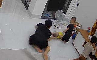 Bố phản xạ xuất thần cứu con trai thoát cú ngã đau