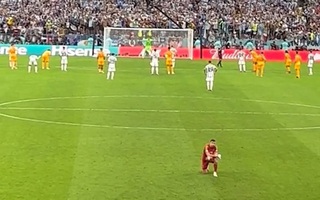 Khoảnh khắc thủ môn Emiliano Martinez không dám nhìn Messi sút penalty
