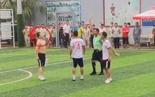 Cầu thủ ôm hận vì cởi áo ăn mừng bị trọng tài rút thẻ đỏ