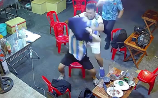 Dân mạng ngã ngửa với anh chàng hâm mộ bóng đá linh hoạt nhất mùa World Cup