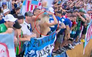 Fan nữ Argentina cởi phăng áo, để ngực trần cổ vũ đội nhà