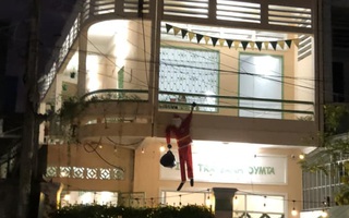Ảnh vui 21-12: Ông già Noel kiểu 'độc lạ Bình Dương'